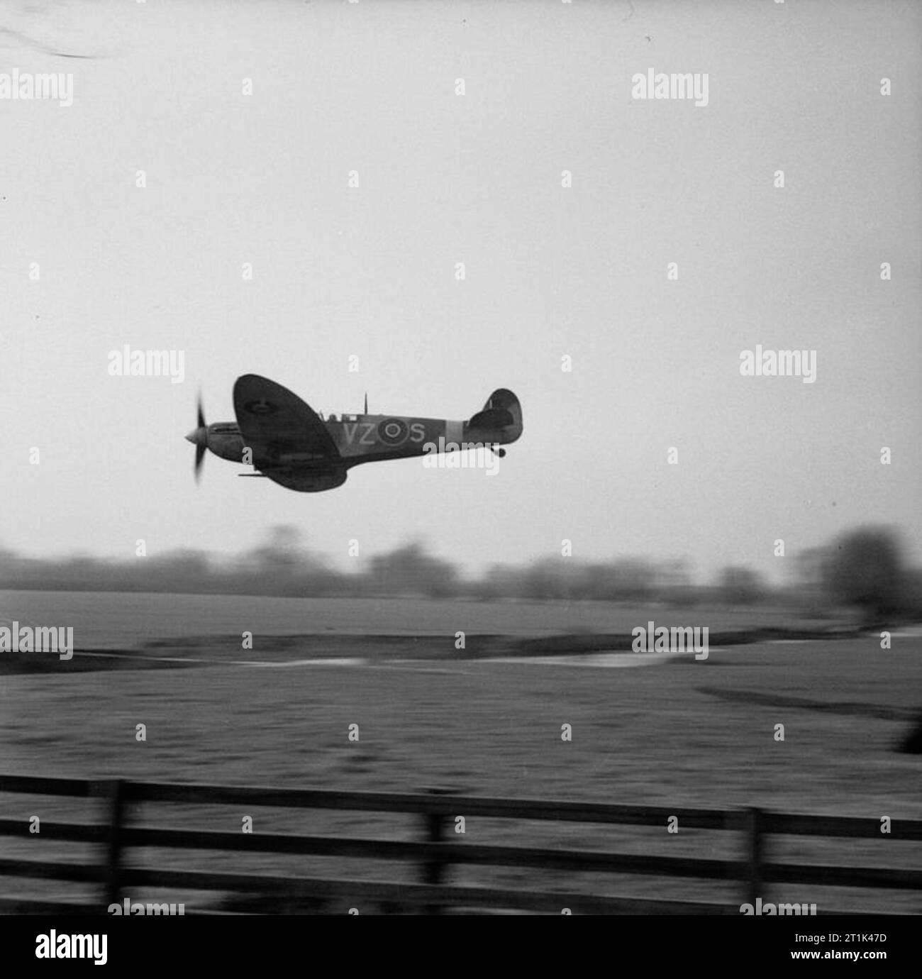 Royal Air Force Fighter Command, 1939-1945 eine Supermarine Spitfire Mark VB von Nr. 412 Squadron RCAF in Lasham, Hampshire, die ein niedriges Niveau Angriff auf "eastland" Kräfte in der Thames Valley Gegend während der Übung spartanisch. Stockfoto