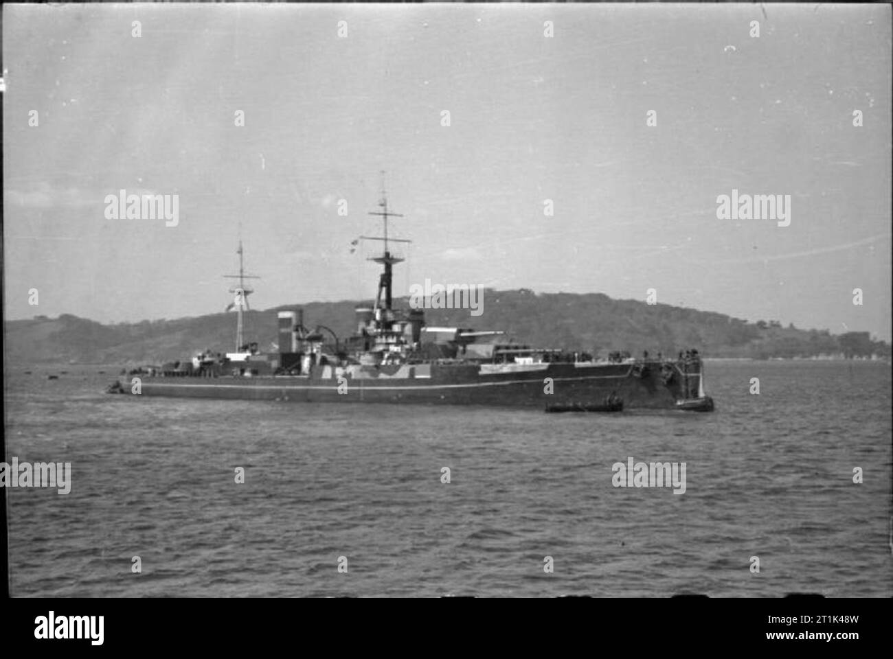 Die Royal Navy während des Zweiten Weltkriegs HMS CENTURION festgemacht und sind ausgestattet wie die Doppelzimmer für HMS Anson zu handeln. Ihr aft Trichter und Geschütztürme sind Attrappen. Stockfoto