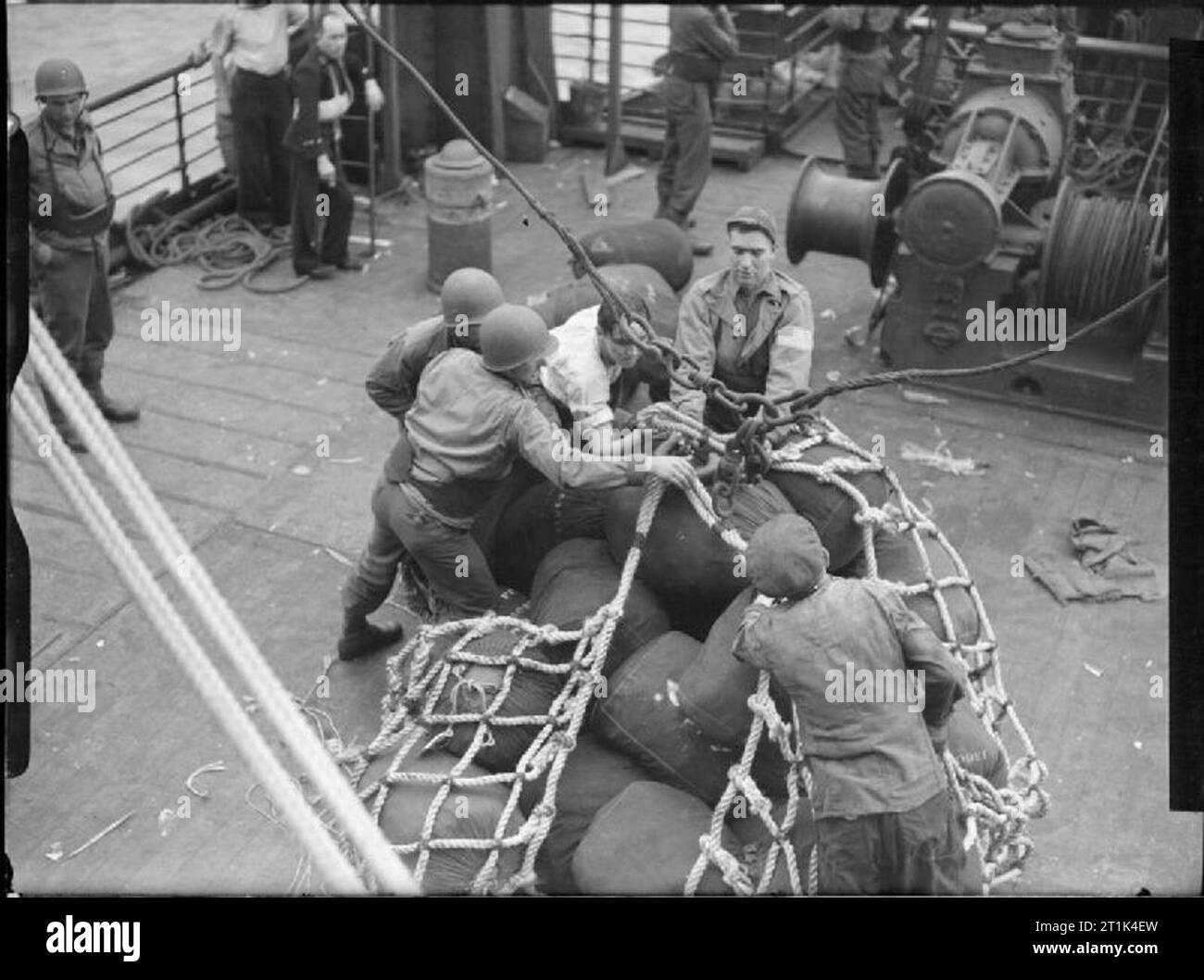 Die Royal Navy während des Zweiten Weltkriegs - Operation Torch, Nordafrika, November 1942 amerikanische Truppen Vorbereiten von Materialien für Ufer zu entladen. Stockfoto