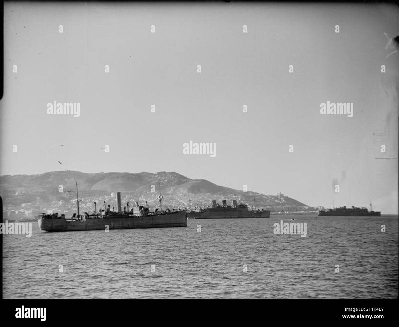 Die Royal Navy während des Zweiten Weltkriegs - Operation Torch, Nordafrika, November 1942 Transporte und Kriegsschiffe aus Algier liegt. Stockfoto