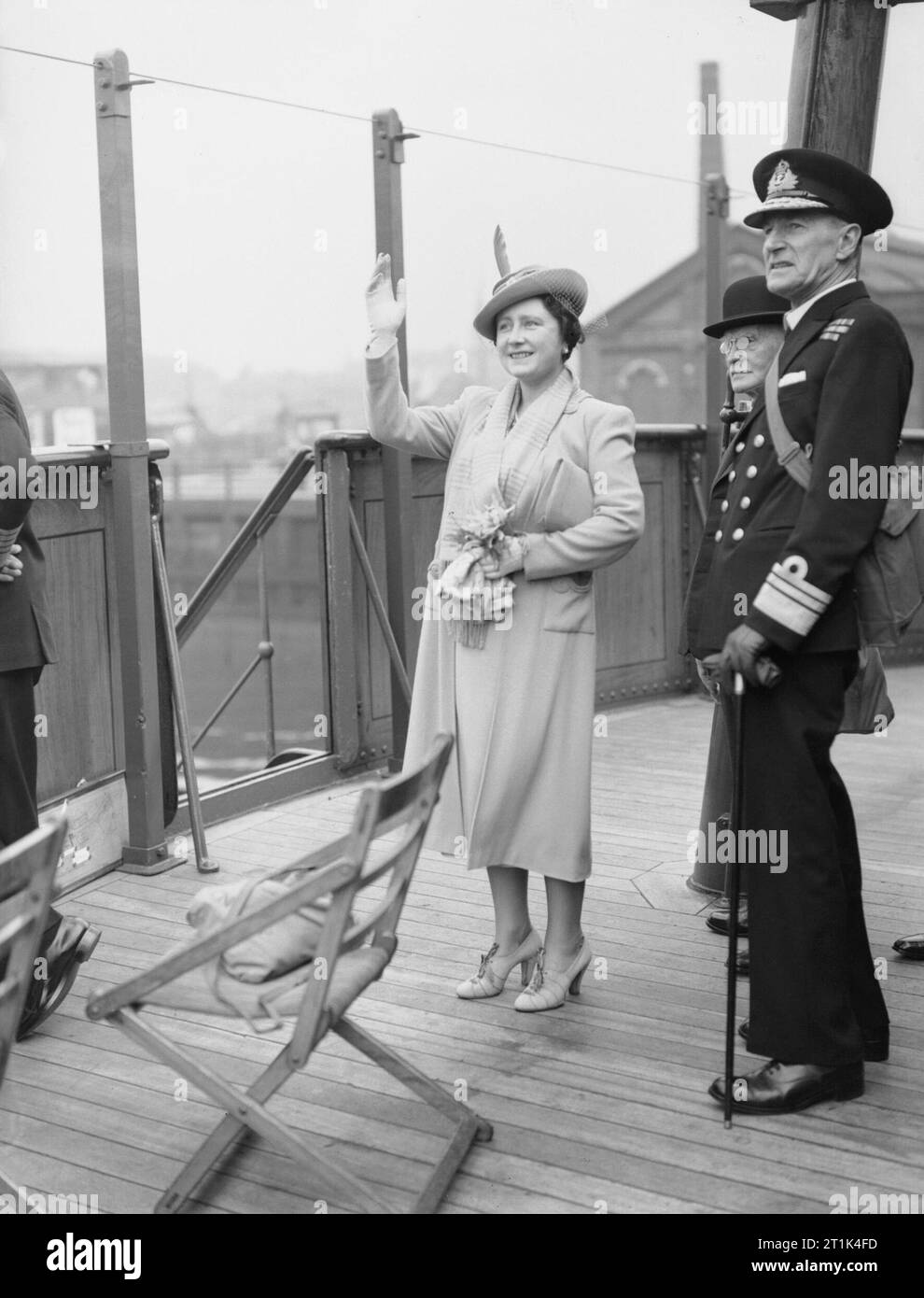 Königin Elizabeth auf der Brücke der SS Queen Mary quittieren Beifall von den vorbeifahrenden Schiffen während einer Fahrt auf dem Clyde, 4. Juni 1942. Königin Elizabeth stand auf der Brücke der SS Queen Mary quittieren Beifall von den vorbeifahrenden Schiffen während einer Fahrt auf dem Clyde. Mit ihr ist Vice Admiral J A G Troup, CB. Stockfoto