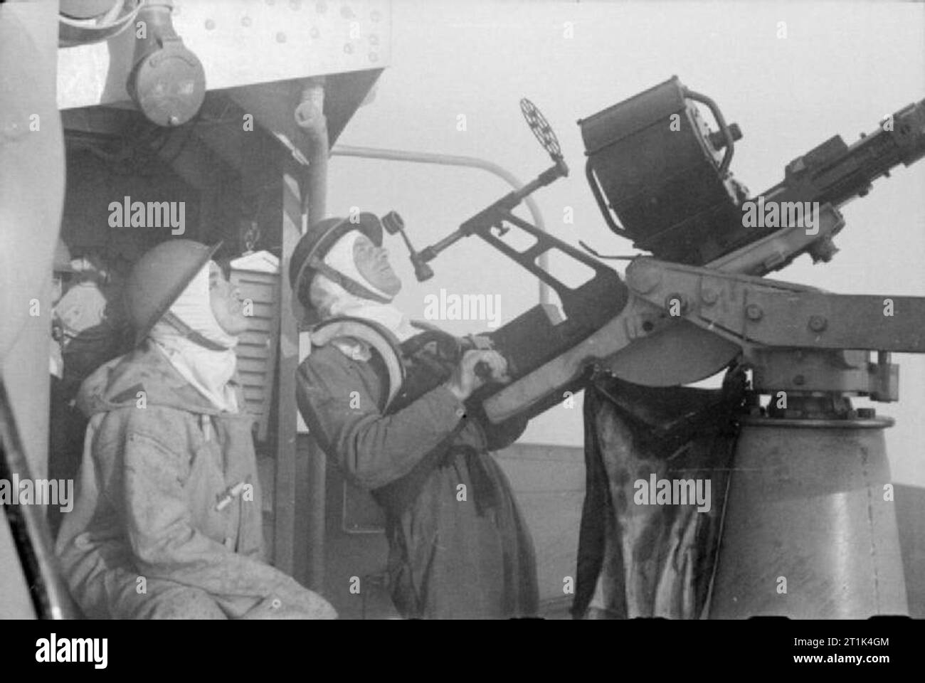 Die Royal Navy während des Zweiten Weltkrieges - die Dieppe Raid, August 1942 Ein 20 mm Oerlikon Mark I Waffe an Bord eines Zerstörers in Aktion mit feindlichen Flugzeuge während der kombinierten Operationen Tageslicht Raid auf Dieppe. Sowohl die Crew sind das Tragen von Anti-Flash. Stockfoto