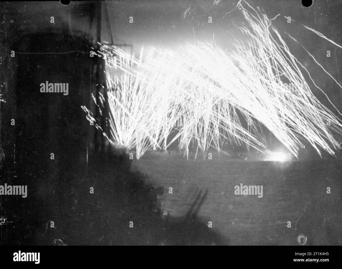 Die Royal Navy während des Zweiten Weltkriegs - die Kampagne in der Normandie, Juni 1944 Tracer Feuer von HM Schiffe streifen die Finsternis als eine fast undurchdringliche Maske wird gegen die feindlichen Bomber setzen während einer Nacht Bombenanschlag im Anchorage in Ouistreham aus der Normandie. Foto an Bord der HMS MAURITIUS. Stockfoto