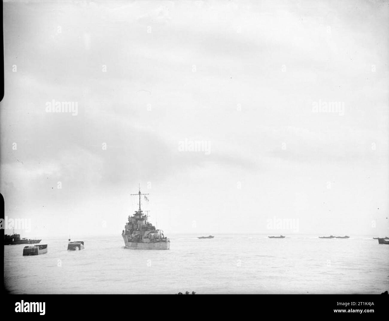 Die Royal Navy während des Zweiten Weltkrieges - die Dieppe Raid, August 1942 Landing Craft in der Ferne vorbei an einem Zerstörer auf ihrem Weg küstennahe während der kombinierten Operationen Tageslicht Raid auf Dieppe. Stockfoto