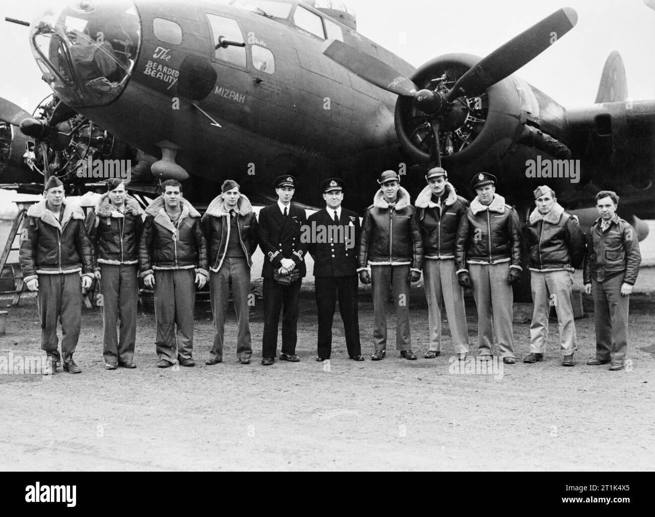 Uns Festung "bärtige Schönheit "Kraft - landet im Royal Naval Air Station, yeovilton. 22. Januar 1943 die Besatzung der amerikanischen Flying Fortress, die eine erzwungene Landung am Royal Naval Air Station Yeovilton mit Captain M S Thomas, DSO, RN, und Lt H R Arnold, RNVR. Stockfoto