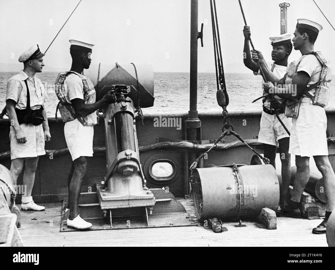 West Indian Ratings der Trinidad Royal Naval Volunteer Reserve Betrieb einer Depth charge Werfer, September 1944. West Indian Ratings der Trinidad Royal Naval Volunteer Reserve Betrieb einer Depth charge Werfer. Stockfoto