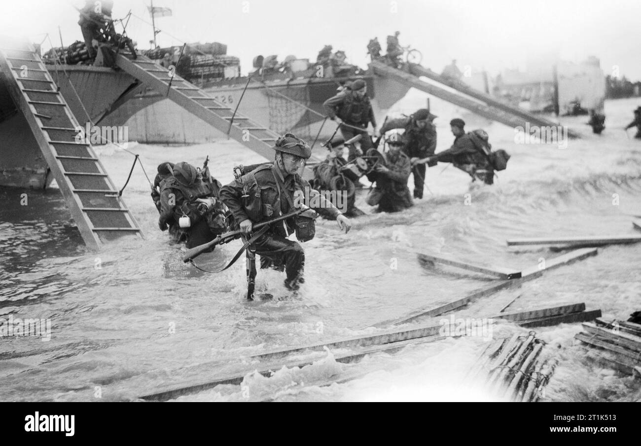 Royal Marine Commandos von Sitz, 4. Besondere Service Brigade, die ihren Weg auf den'Nan Rot" der Juno Beach in St Aubin-sur-Mer, am Morgen des 6. Juni 1944. Die Britische 2. Armee: Royal Marine Commandos von Sitz, 4. Besondere Service Brigade, die ihren Weg von LCI (S) s (Landing Craft Infanterie klein) auf 'Nan Rot' Strand, Juno, in St Aubin-sur-Mer gegen 9 Uhr am 6. Juni. Stockfoto