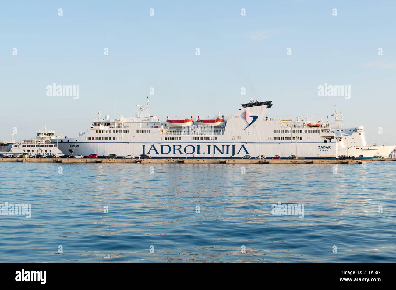 Split, Kroatien - 23. April 2023: Fährhafen in Split mit Jadrolinija Fähren, die kroatische Inseln verbinden Stockfoto