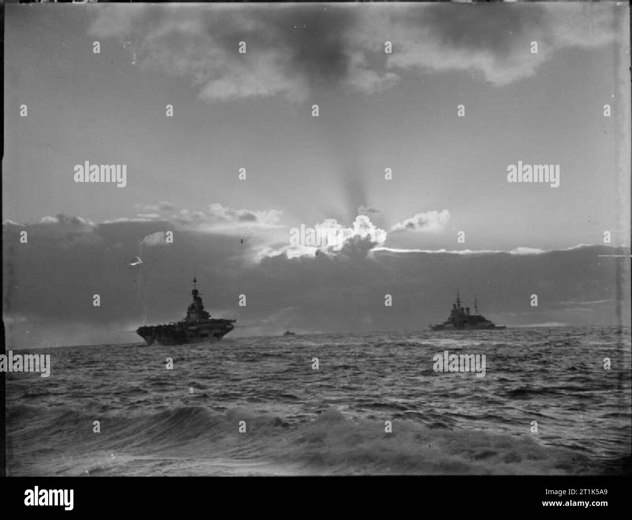 Die Royal Navy während des Zweiten Weltkriegs HMS FORMIDABLE Segeln mit HMS Renommee. Stockfoto