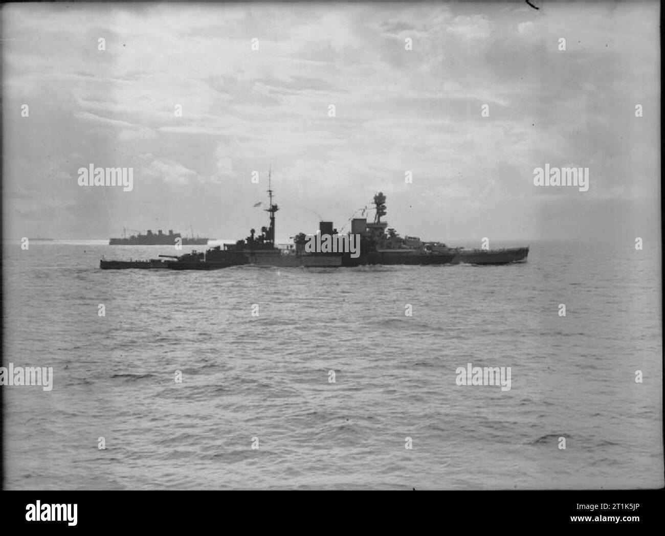 Die Royal Navy während des Zweiten Weltkrieges die battlecruiser HMS REPULSE, in einem Dazzle camouflage Scheme gemalt, während der Begleitung des letzten Truppe Konvoi Singapur zu erreichen. Das Schiff war ein paar Tage später mit großem Verlust des Lebens am 10. Dezember 1941 Von japanischen Torpedos versenkt. Der Untergang, zusammen mit der HMS PRINCE OF WALES, war ein entsetzlicher Schlag für britische Prestige in den Fernen Osten. Stockfoto