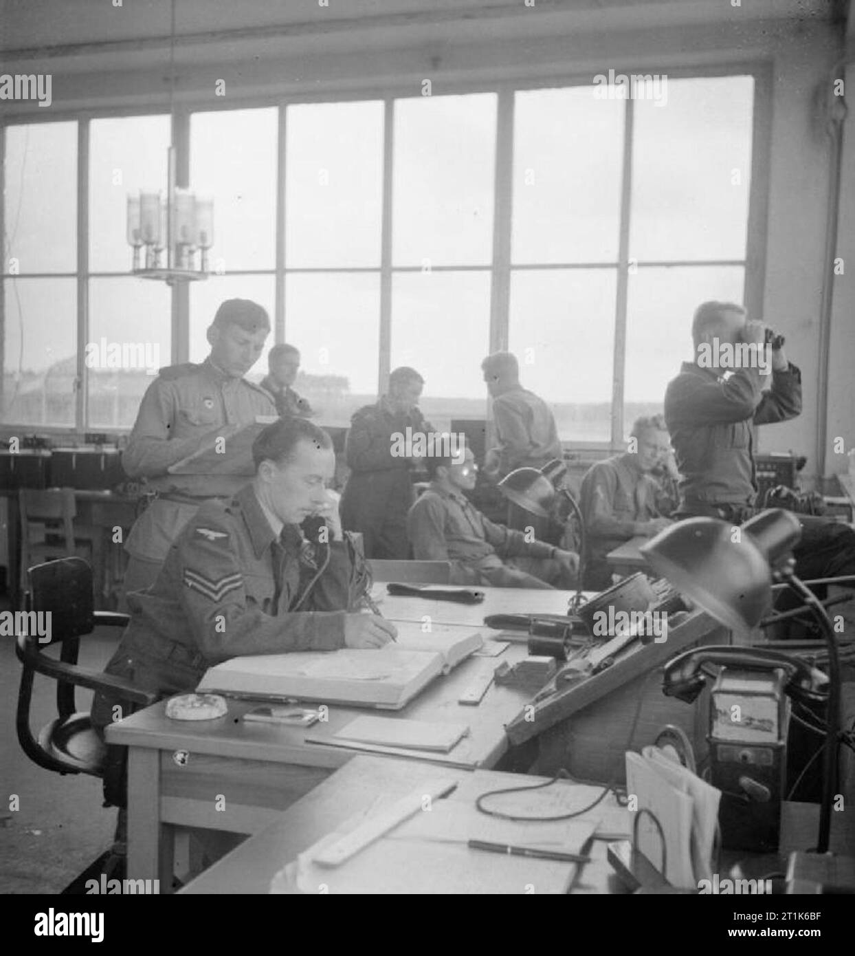 Deutschland unter Alliierte Besetzung amerikanische, britische und russische Luftwaffe Personal zusammen am Flugplatz Gatow, Berlin arbeiten. Stockfoto