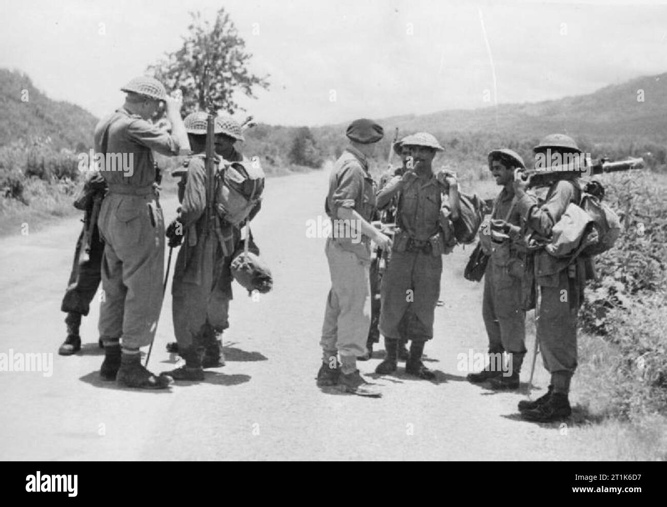 Der Krieg im Fernen Osten - der Burma Campaign 1941-1945 Die Schlacht von Imphal-Kohima März - Juli 1944: Die Verknüpfung mit dem Meilenstein 109 zwischen den beiden Armen des 14. Armee, die die japanische Belagerung von Imphal entlastet. Stockfoto