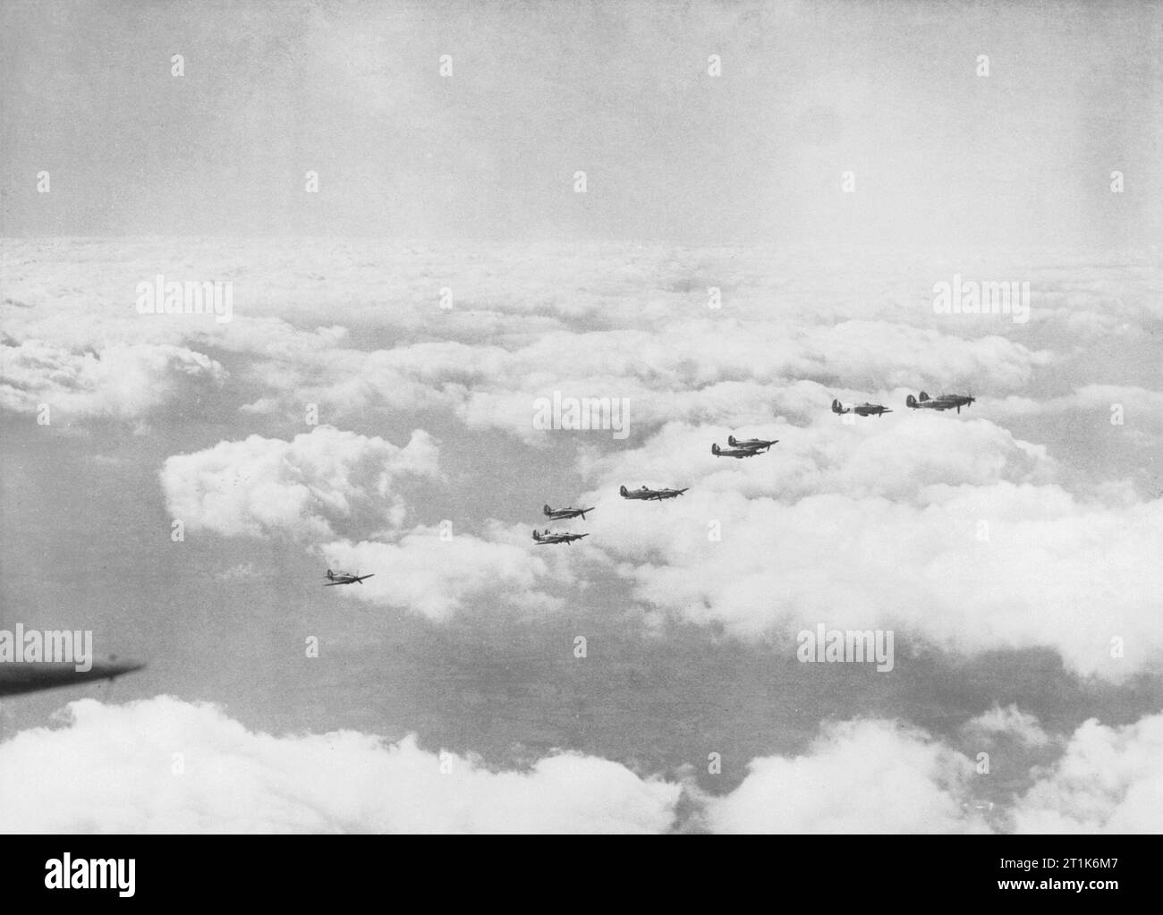 Hawker Hurricanes von Nr. 242 Squadron RAF, Oktober 1940. Mark 1 Hawker Hurricanes von 242 (Kanadier) Fighter Squadron von Squadron Leader Douglas Bader DSO, DFC geführt. Bader war einer der besten Kämpfer der Royal Air Force Asse, bis er 1941 erschossen wurde, verbrachte er den Rest des Krieges in einem deutschen Kriegsgefangenenlager. Stockfoto