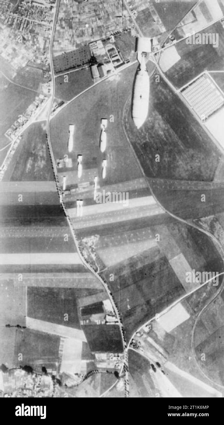 Wie ein Tageslichtangriff durchgeführt wird der Angriff: Erste Phase: Die Bomben werden von einem Sterling auf das Ziel geschleudert Stockfoto