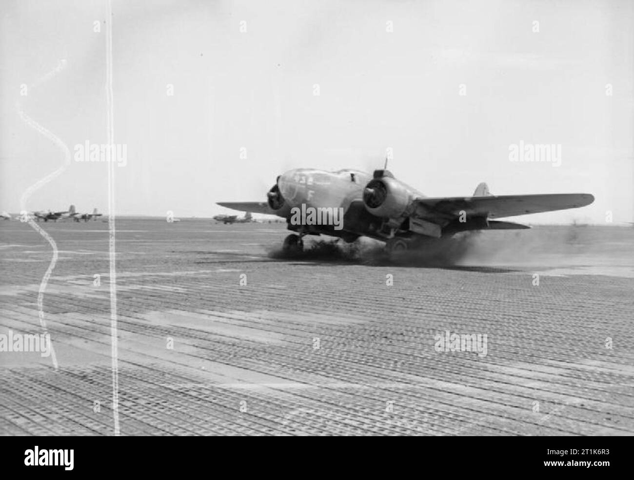 Royal Air Force - Italien, auf dem Balkan und in Südosteuropa, 1942-1945. Ein Martin Baltimore Mark IV Nr. 223 Squadron RAF schickt bis Sprays von Wasser während der Landung am Regen - getränkte Celone, Italien, entlang einer Start- und Landebahn mit durchbohrt Stahl Beplankung (PSP). Stockfoto