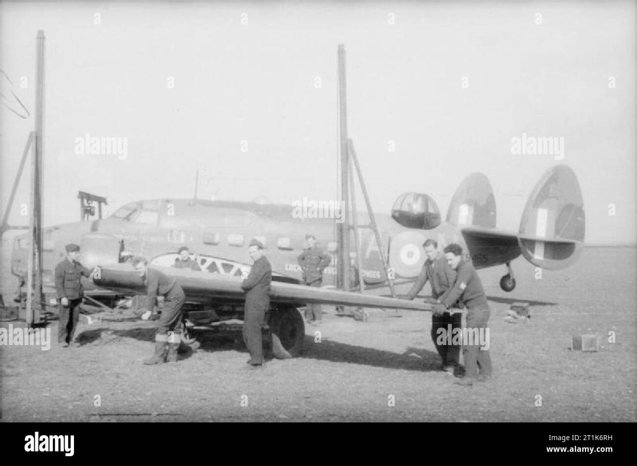 Royal Air Force 1939-1945 - Coastal Command im Juni 1942 der "Geist von Lockheed-Vega Arbeitnehmer - Ein Hudson III von der RAF durch Lockheed-Arbeitern und Nr. 269 Squadron in Island betrieben wurde gezwungen zu Bruchlandung auf einem isolierten Sand - Spit, nachdem sie in einen Sturm. Nur leicht beschädigt, wurde das Flugzeug durch eine Bergungsgruppe während eines 7-wöchigen Betrieb und wieder per Schiff für Reparaturen zerlegt. Stockfoto