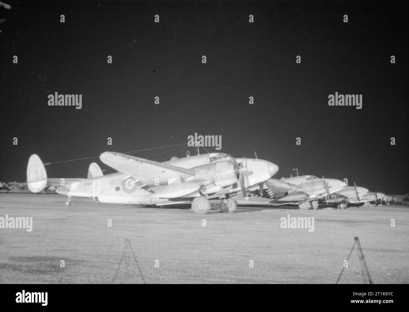 Royal Air Force Coastal Command, 1939-1945. Suchscheinwerfer eine Linie der geparkten Lockheed Ventura GR Marke vs No 22 Squadron SAAF bei Gibraltar zu beleuchten. Stockfoto