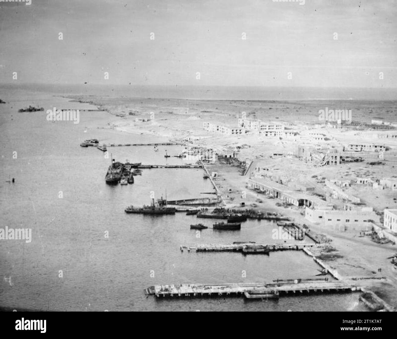 Luftaufnahmen von Tobruk Dieses Luftbild von Tobruk Schiffe zeigt, versunkene und andere flott. Einige der Garnison kann man sich von der Stadt, die sie so tapfer während der langen Monaten der Belagerung verteidigt werden. Stockfoto