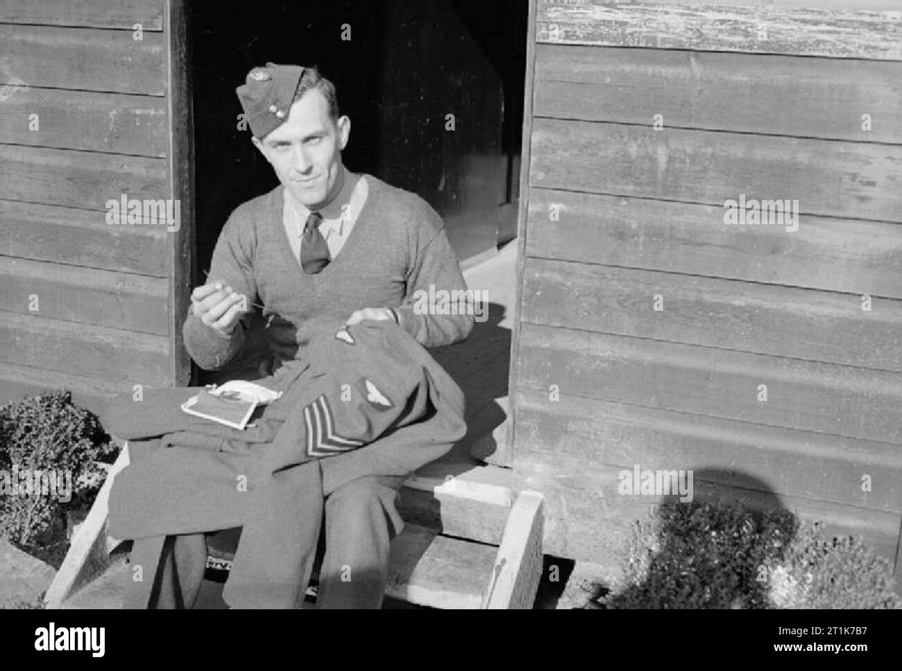 Royal Air Force 1939-1945 - Bomber Command Sergeant R Kürzere näht seine neu vergeben aircrew Brevet und Streifen auf seine Tunika, nachdem sie als Flugingenieur an Nr. 4 Schule der technischen Ausbildung bei St Athan in South Wales, Februar 1944. Stockfoto