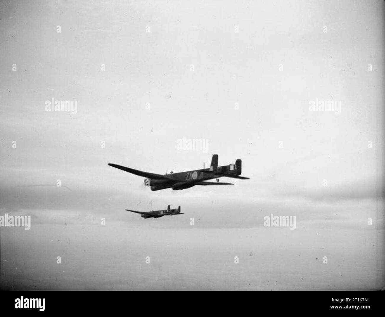 Royal Air Force Bomber Command 1939-1941. Zwei Armstrong Whitworth Whitley Marke vs No 10 Squadron RAF an Leeming, Yorkshire im Flug. Stockfoto