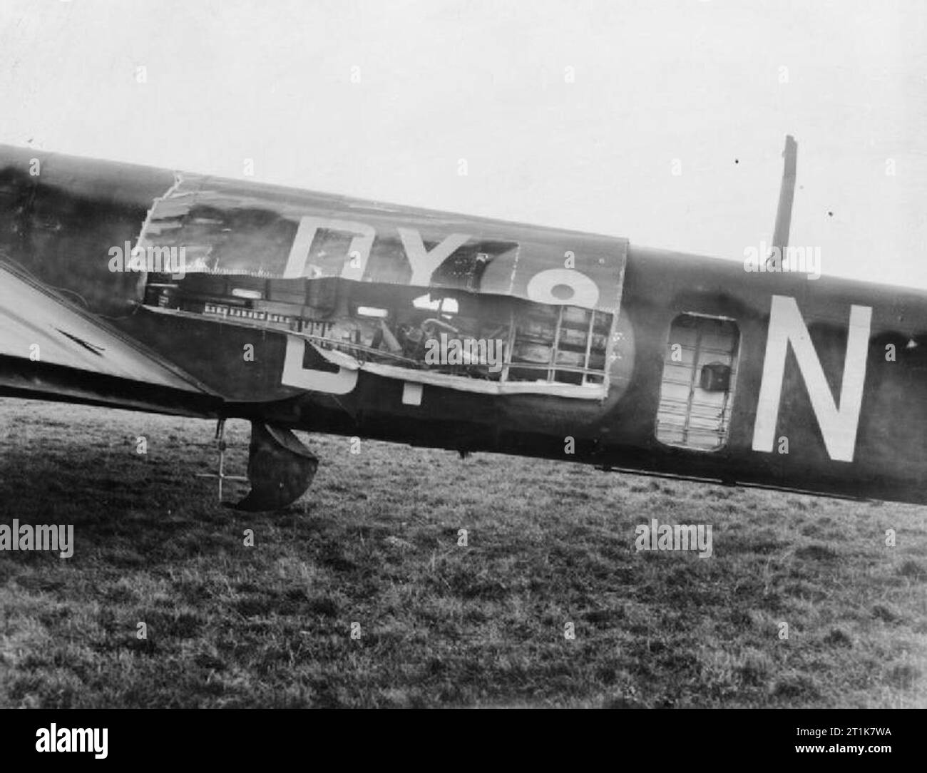 Royal Air Force Bomber Command, 1939-1941. Der beschädigte Hafenrummel von Armstrong Whitworth Whitley Mark V, P5005 'DY-N', der No. 102 Squadron RAF, nachdem er in der Nacht vom 12/13. November 1940 von einem Bombenangriff auf das Ruhr zurückgekehrt war. Bei dem Versuch, die Kölner Rangierbahnhöfe zu lokalisieren, wurde das Flugzeug von einem Flugabwehrfeuer getroffen, was wiederum einen 15 Fuß langen Teil des Rumpfes aufsprengte. Trotz dieser Schäden gelang es dem Piloten, Flying Officer G L Cheshire, das Flugzeug und die Besatzung sicher zurück zur Basis in Linton-on-Ouse, Yorkshire, zu fliegen. Für die er den DSO erhielt. LE-Sicherung Stockfoto