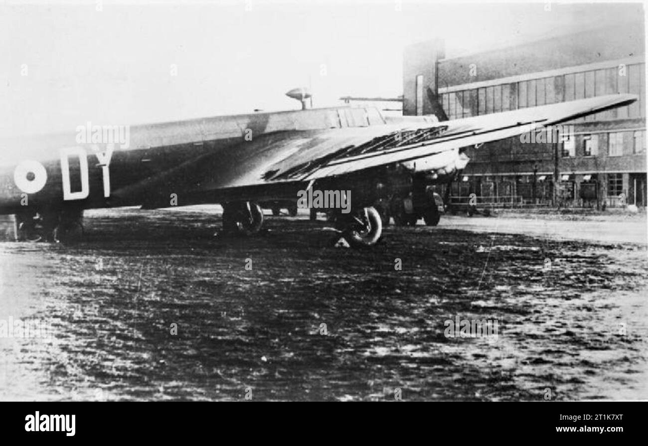 Royal Air Force Bomber Command, 1939-1941. Armstrong Whitworth Whitley Mark V, N 1377 "Y-P', der Nr. 102 Squadron RAF in Driffield, Yorkshire, im Bircham Newton, Norfolk, mit stark beschädigten Flügel zu einem schweren Gewitter während einer Nickelling/Aufklärungsmission über Wilhelmshaven, Deutschland nachhaltig. Trotz des Verlustes von viel von der oberen Tragfläche Fabric und eine Blockierung der Klappe wurde das Flugzeug 342 Meilen sicher zurück in das Vereinigte Königreich durch die Besatzung geflogen. Stockfoto