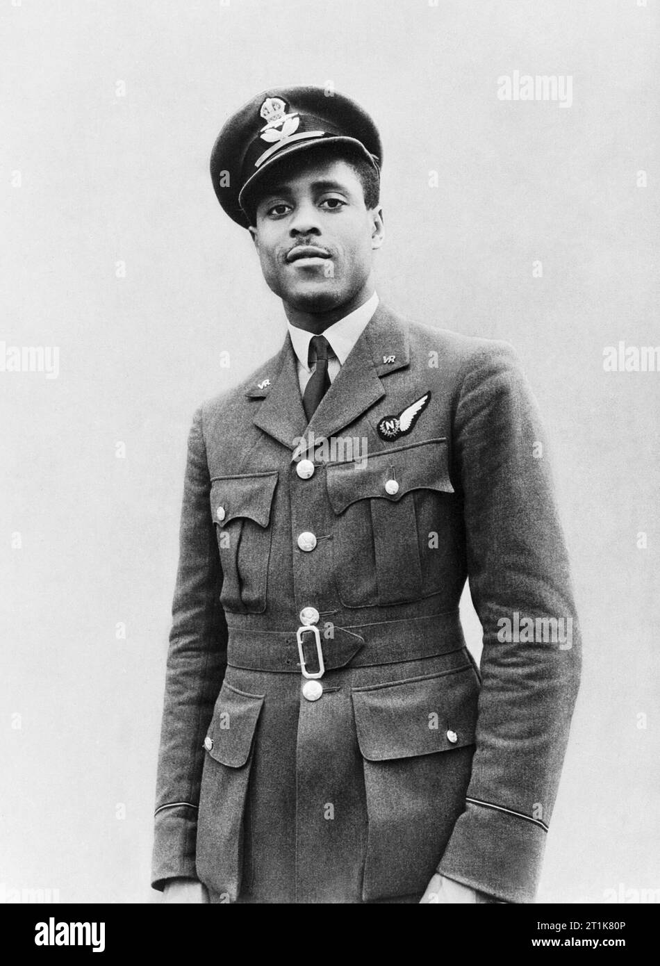 Royal Air Force Bomber Command, 1939-1945. Brustbild von Pilot Officer J H Smythe RAFVR von Sierra Leone, einem neu qualifizierte Navigator, fotografiert während der Ausbildung bei Nr. 11 betriebliche Ausbildung Einheit, Westcott, Buckinghamshire, England. Stockfoto