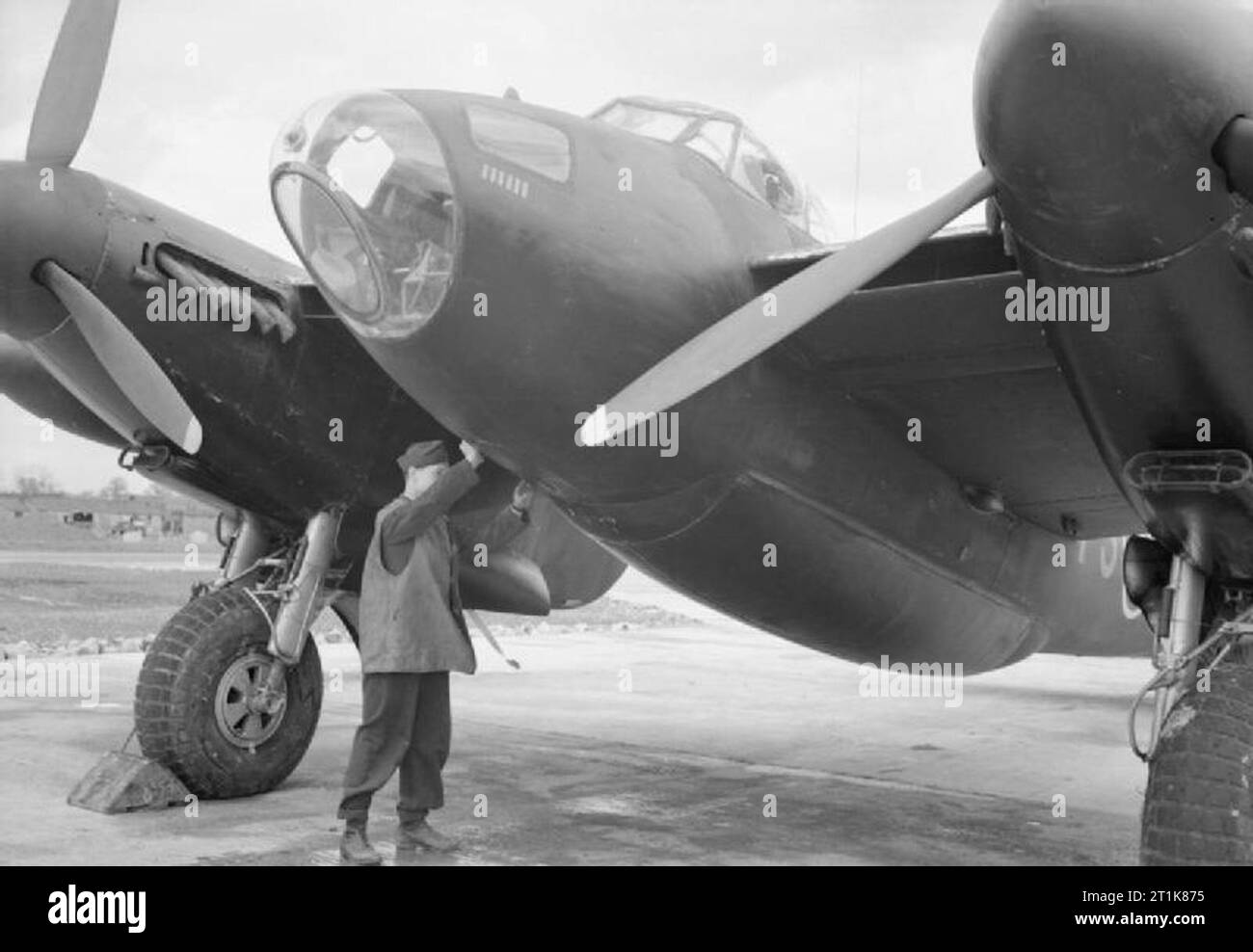 Royal Air Force Bomber Command, 1942-1945. Eine De Havilland Mosquito B Mark IV (Geändert) von Nr. 692 Squadron RAF der Licht Nacht Schlagkraft, Graveley, Huntingdonshire, Anzeigen der erweiterten Bombe - Bucht, ausgestattet, die für die 4.000-lb HC Bombe ('Cookie'). Stockfoto