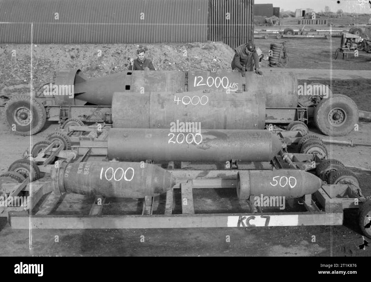 Royal Air Force Bomber Command, 1942-1945. Waffenschmieden zeigen Sie Bomben für einen Vergleich in der Größe an der Bombe dump Woodhall Spa, Lincolnshire. In der Front sind 1.000 lb und 500-lb MC Bomben, hinter Ihnen eine 2000 lb HC Mark I, dann ein 4.000-lb HC Mark III oder IV "Cookie". Schließlich wird auf der Rückseite, ist ein 12.000-lb HC 'Blockbuster', im Wesentlichen drei 4.000-lb 'Cookies' zusammen mit der Hinzufügung eines sechs-finned ballistische Schwanz verschraubt. Stockfoto