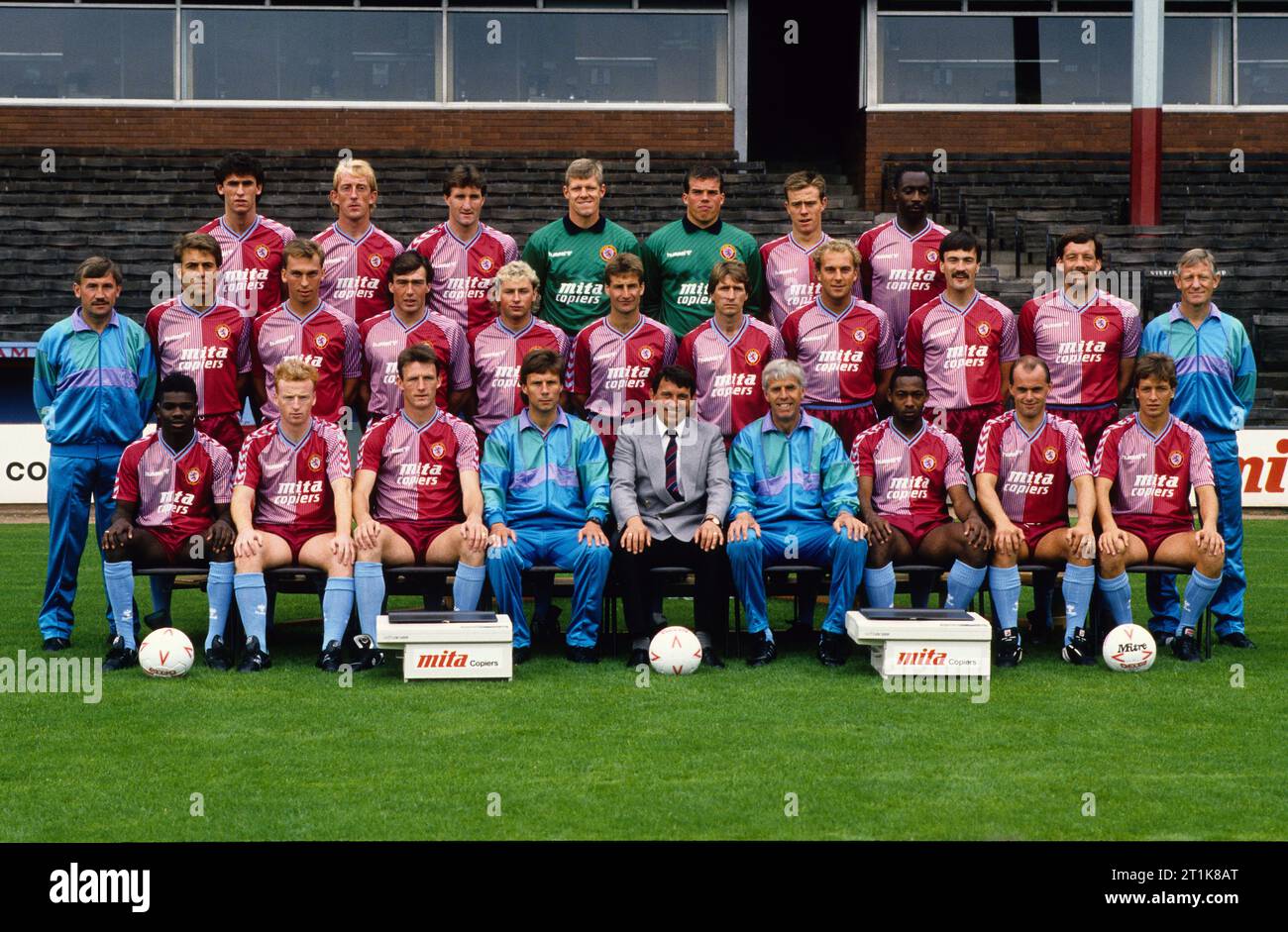 Aston Villa Football Club Team 1988 - 1989 Saison, Trainer Graham Taylor. Hintere Reihe Martin Keown, Mark Lillis, Alan McInally, Nigel Spink, Lee Butler, Gareth Williams, Garry Thompson. Mittlere Reihe Bobby Downes, David Hunt, David Platt, Warren Aspinall, Paul Birch, Andy Blair, Gordon Cowans, Neale Cooper, Derek Mountfield, Steve Sims, Jim Walker. Erste Reihe Tony Daley, Bernard Gallacher, Allan Evans, John Ward, Graham Taylor, Dave Richardson, Andy Gray, Chris Price, Stuart Gray. Stockfoto