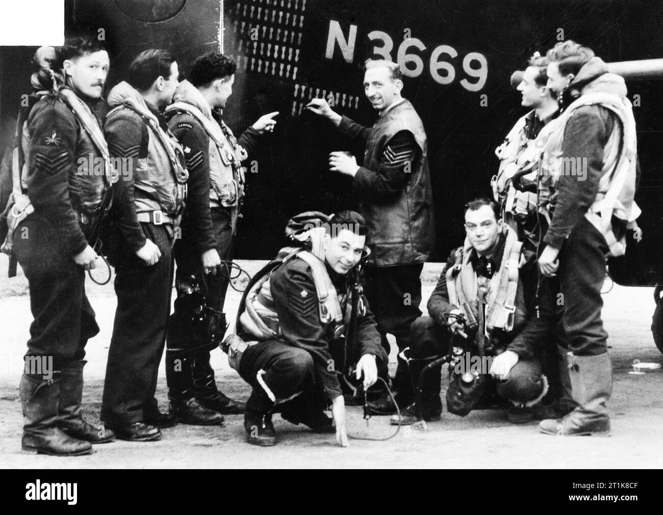 Royal Air Force Bomber Command, 1942-1945. Die Crew der kurzen Stirling Mark I, N 3669 'LS-H', der Nr. 15 Squadron RAF zusehen, wie der Anzeiger Tally auf Ihre Flugzeuge ist mit ihren 62 raid geweißt, Bourn, Cambridgeshire. N 3669, 67 Vorgänge abgeschlossen, wird ein Datensatz für den Stirling, bevor Sie zu einem anweisenden Flugzeugzelle im Februar 1943 reduziert. Stockfoto