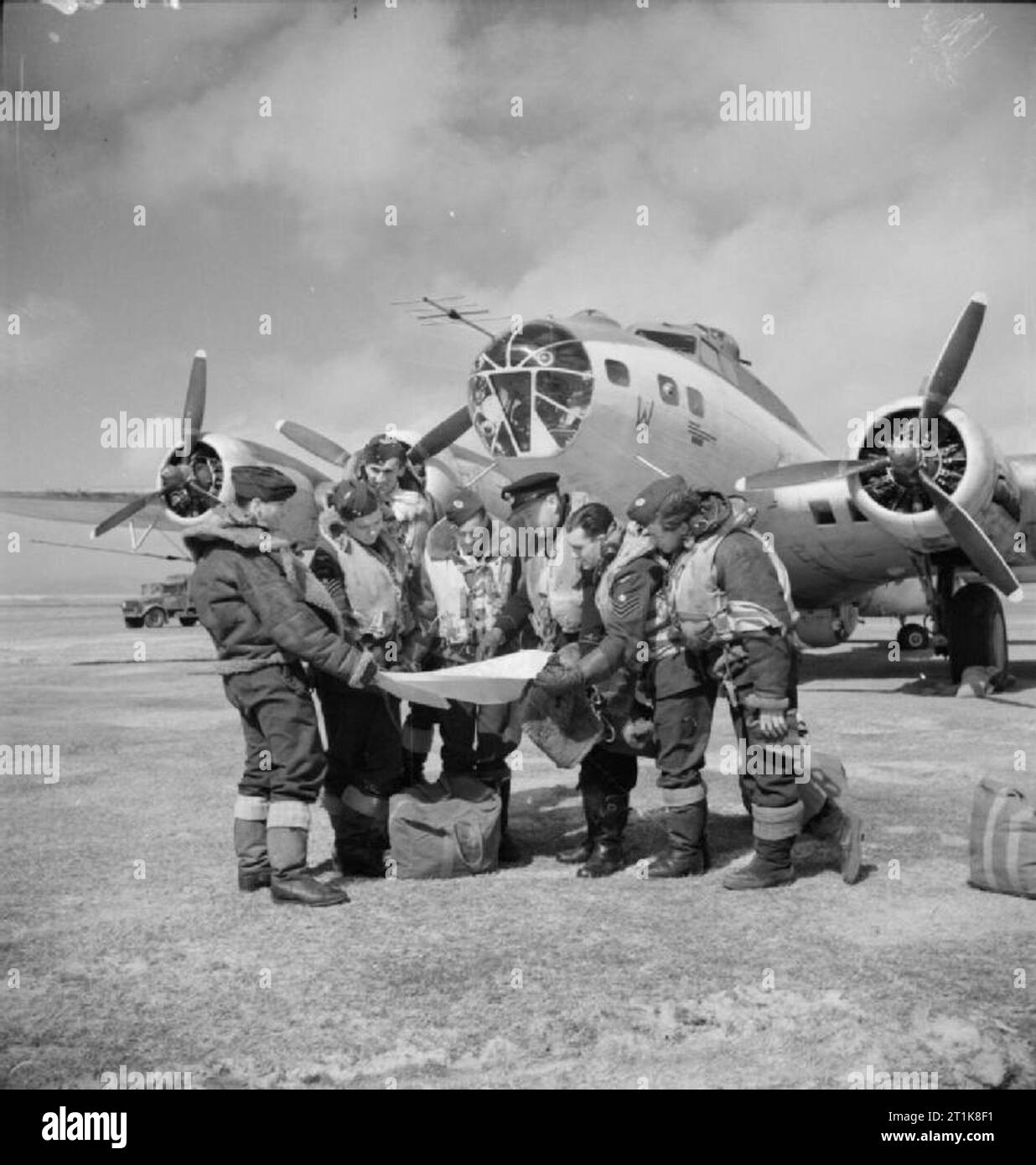 Royal Air Force Coastal Command, 1939-1945. Werbung geschossen, die vorgibt, der Kapitän einer Boeing Festung Mark II der Küstengebiete Befehl mit einer abschließenden Konferenz mit seiner Crew vor dem Start zu zeigen. Das Foto wurde am Lagens, Azoren, vor einer Festung Mark II, FL 462 'W' von Nr. 220 Squadron RAF. Die "Crew" waren in der Tat eine Ad-hoc-Gruppe aus. Nr. 206 Squadron RAF gezeichnet, und der 'Hauptmann' (3. von rechts, das Tragen von SD-Gap) Flying Officer L W Taylor RAAF, einem Ministerium Public Relations Officer. Stockfoto