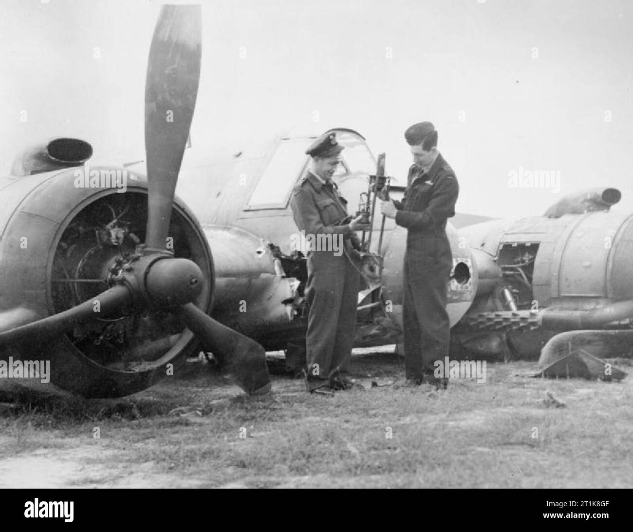 Royal Air Force Coastal Command, 1939-1945. Flying Officer Lee Turner RAAF (Navigator, links) und Flying Officer Steve Sykes RAAF (Pilot, rechts) der Nr. 455 Squadron RAAF, überprüfen Sie, ob der Obere der Mast ist ein bewaffneter Trawler, die während eines low-level Angriff auf feindliche Schiffe in den Hafen von Marsdiep, Holland in der Nase ihrer Bristol Beaufighter TF Mark X eingebettet wurde, durch die kombinierte Langham und North Coates Streik Flügel am 12. September 1944. Sykes brachte das beschädigte Flugzeug zurück zu Langham und eine Bruchlandung, in dem Turner leicht verletzt wurde. Stockfoto