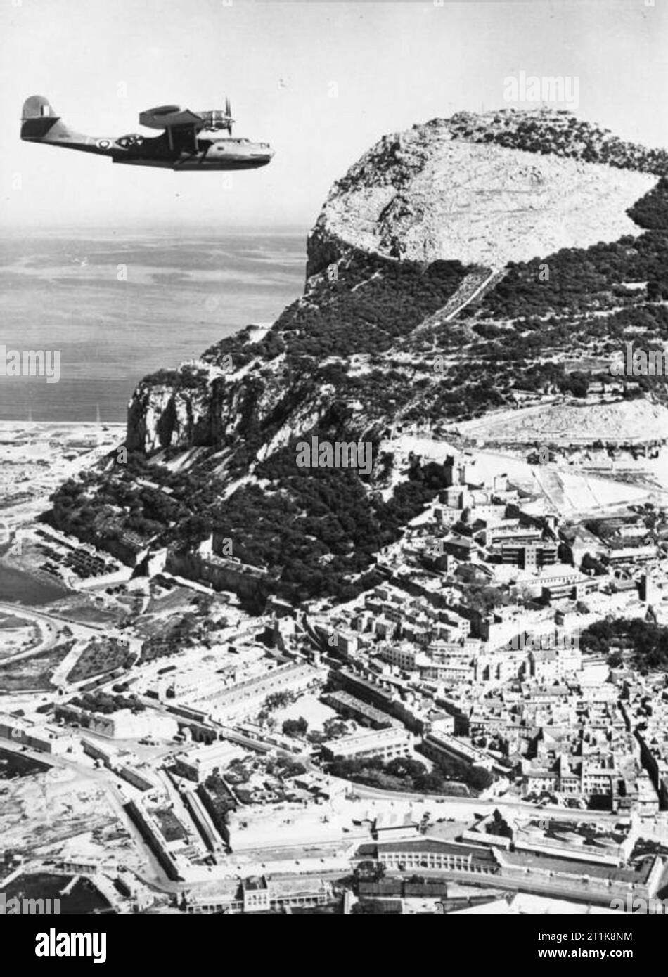 Royal Air Force Coastal Command, 1939-1945. Consolidated Catalina Mark I, Z 2417 "AX-L', Nr. 202 Squadron RAF fliegt durch den Norden vor dem Rock wie er Gibraltar auf Patrouille verlässt. Stockfoto