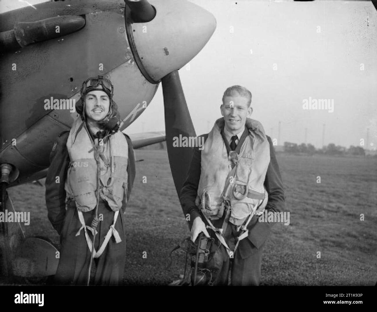 Royal Air Force Fighter Command, 1939-1945. Flying Officer G ein daymond (links) und Flight Lieutenant C G Peterson von Nr. 71 (Eagle) Squadron RAF, bei North Weald, Essex nach ihrer Vergabe des DFC. Im August 1942 Daymond wurde Kommandierender Offizier der Staffel, mit der er Sie 7 feindliche Flugzeuge geschossen hatte. Nach dem Zusammenschluss der Eagle Staffeln in die USAAF, Daymond erhielt den Rang eines Major und Hinzugefügt 2 zu seiner Bewertung mit der 334 Fighter Squadron vor der Rückkehr in die USA. Peterson übertragen auch, wurde Oberst im Alter von 23 Jahren gefördert, und hieß die 4 Kämpfer Gro Stockfoto