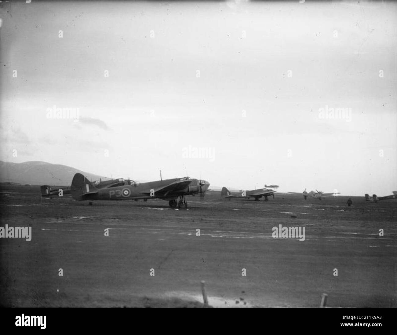 Royal Air Force Flying Training Befehl, 1940-1945. Bristol Blenheim Mark IV, Z 5969 'P3', Taxis hinter anderen Blenheims und Handley Page Hampdens von Nr. 5 Luft Beobachter Schule, in einer Anfang Januar morgen am Jurby, Insel Man. Stockfoto