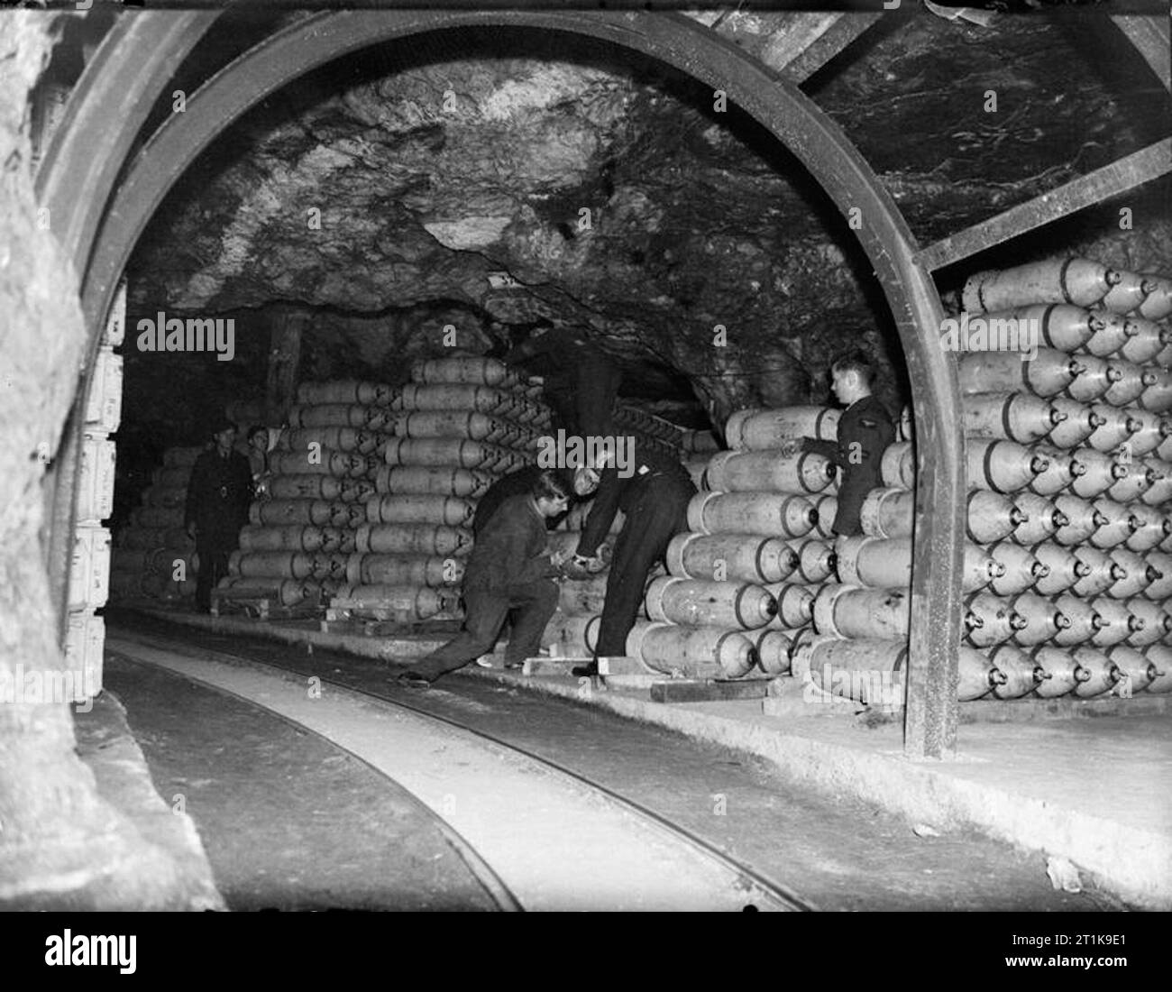 Royal Air Force Wartung Befehl, 1939-1945. Storemen 250-lb MC Bomben in einem der Tunnel Stapel an Nr. 21 Wartungseinheit am Fauld, nahe Hanbury, Staffordshire. RAF Fauld, in einem ehemaligen Gips Mine gelegen, war das zentrale Repository von Kampfmitteln im Land. Teil des MU explodierte am 27. November 1944 - Der weltweit größten nicht-nuklearen Explosion, - und 70 Soldaten und zivile Arbeiter wurden getötet oder fehlende erklärt. Stockfoto