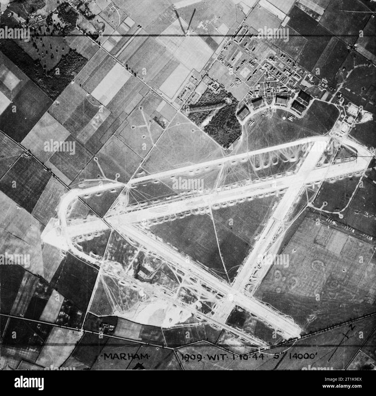 Royal Air Force Marham, Norfolk, 1944 während des Zweiten Weltkrieges, RAF Marham wurde ein bomber Station läuft eine Vielzahl von Flugzeugen einschließlich Gummistiefel, Stirlings und Moskitos. Es war die Heimat von Nr. 2 Gruppe Bomber Command (1942-1943) und 8 Gruppe Pathfinder Kraft (1943 - 1944). Im April 1944 wurde der Bahnhof geschlossen, um konkrete Landebahnen zu installieren. Der Bahnhof und der Flugplatz sind hier ein paar Monate später von 14.000 ft gesehen. Stockfoto