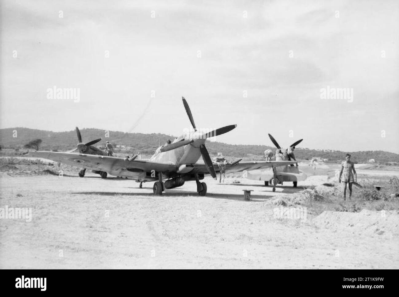 Royal Air Force in Malta, Gibraltar und das Mittelmeer, 1940-1945. Operation Dragoon: die Invasion der Alliierten im Süden Frankreichs. Supermarine Spitfire Mark VIIIs und IXs von Nr. 43 Squadron RAF an Zerstreuung Punkte, in Ramatuelle Landeplatz geparkt. Stockfoto