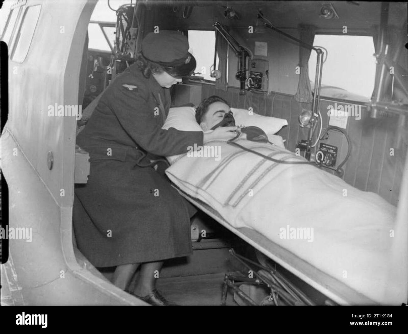 Royal Air Force Medical Services, 1939-1945. Sauerstoff wird mit einem Patienten an Bord eines Fluggeschwindigkeit Oxford des Air Ambulance Unit, in Hendon, Middlesex Basis verwaltet. Stockfoto