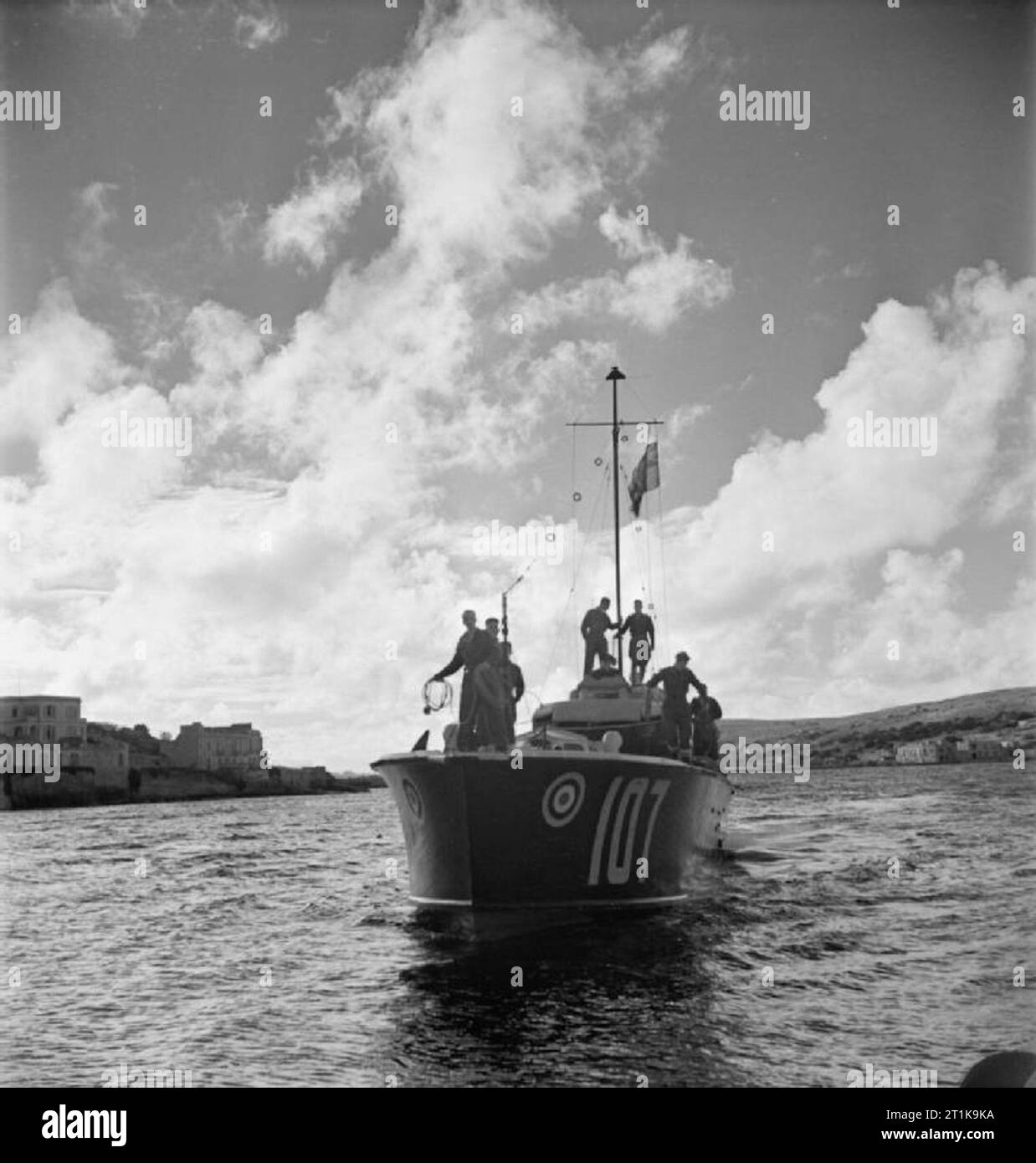 Royal Air Force in Malta, Gibraltar und das Mittelmeer, 1940-1945. '100' Class High Speed Launch HSL 107 der RAF Air/Sea Rescue Unit, Malta, kehrt in seine Basis in Kalafrana nach einer Rettung rufen im Mittelmeer. War HSL 107 mit der längsten Der startet durch die Malta betrieben A/SR-Einheit und wurde mit 86 gutgeschrieben Leben rettet bis Ende 1944. Stockfoto