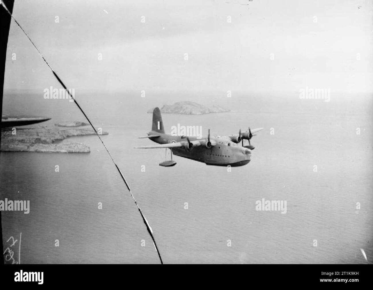 Royal Air Force in Malta, Gibraltar und das Mittelmeer, 1940-1945. Short Sunderland Mark 1, N 9029 "NM-V', Nr. 230 Squadron RAF Loslösung von Scaramanga, Griechenland, im Flug über die griechischen Inseln. Es war von diesem Flugzeug, dass Flight Lieutenant eine Lywood, berichtete die italienische Flotte Bewegungen, die zu der Schlacht bei Kap Matapan, während Fliegen aus scaramanga am 27./28. März 1941. Stockfoto