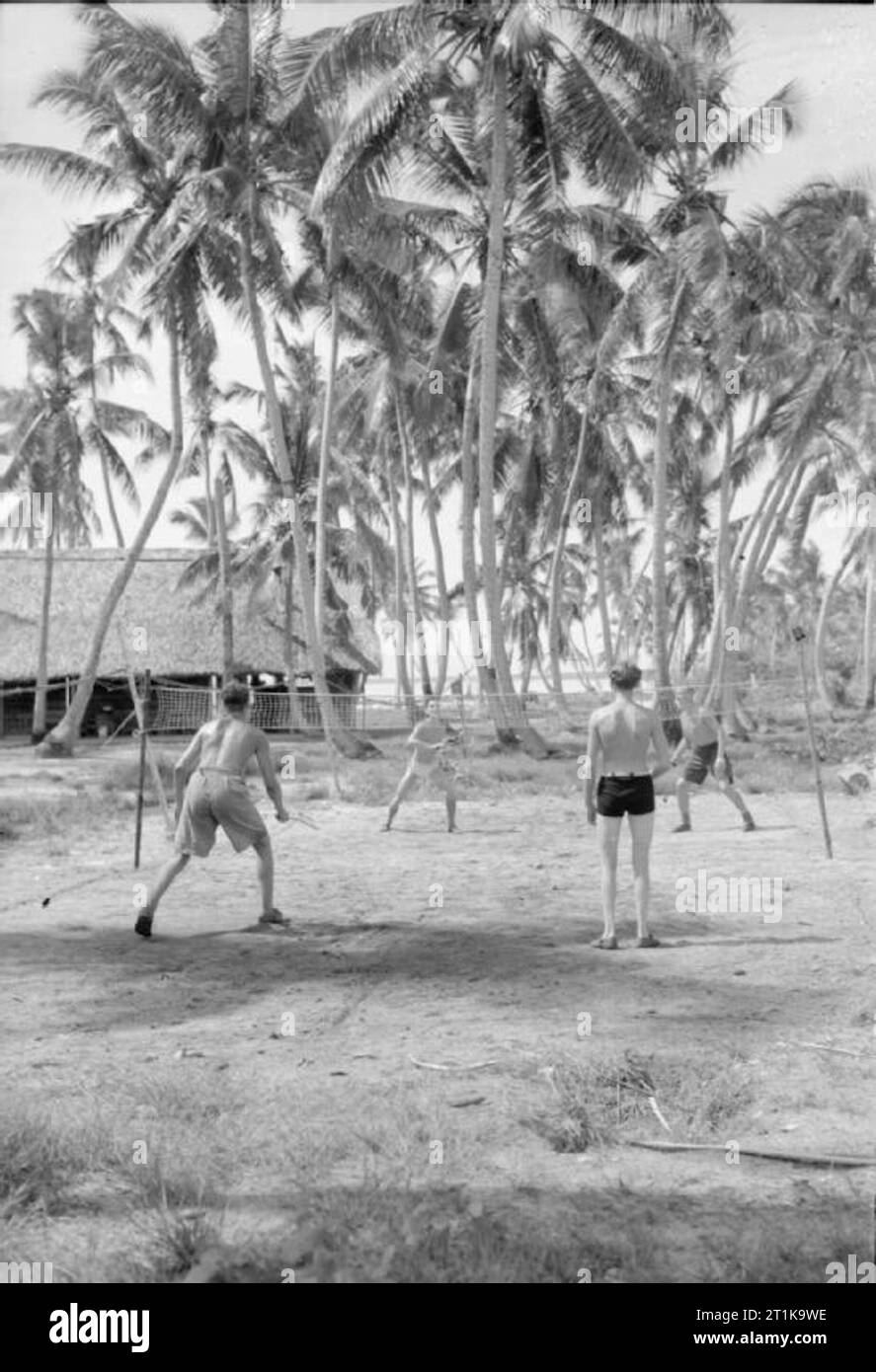 Royal Air Force in den Fernen Osten, 1941-1945 Flieger durch das Spielen von Deck Tennis unter den Palmen an der RAF Station in Addu Atoll, Malediven fit halten Stockfoto