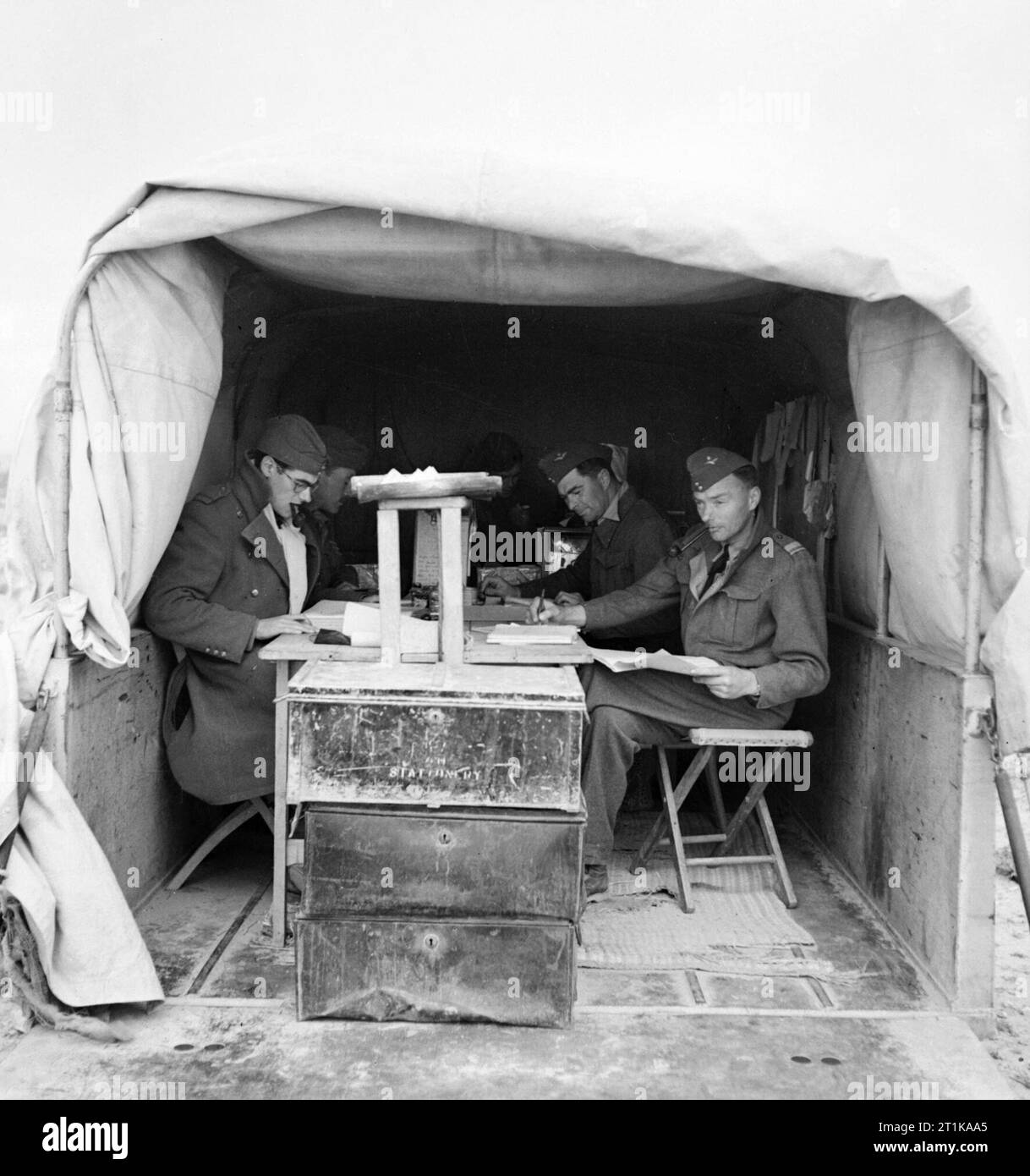 Royal Air Force Operationen im Nahen Osten und in Nordafrika 1939-1943 RAF cypher Offiziere bei der Arbeit in einem der mobile Buch cypher Transporter von einem drahtlosen Beobachter in der westlichen Wüste. Stockfoto