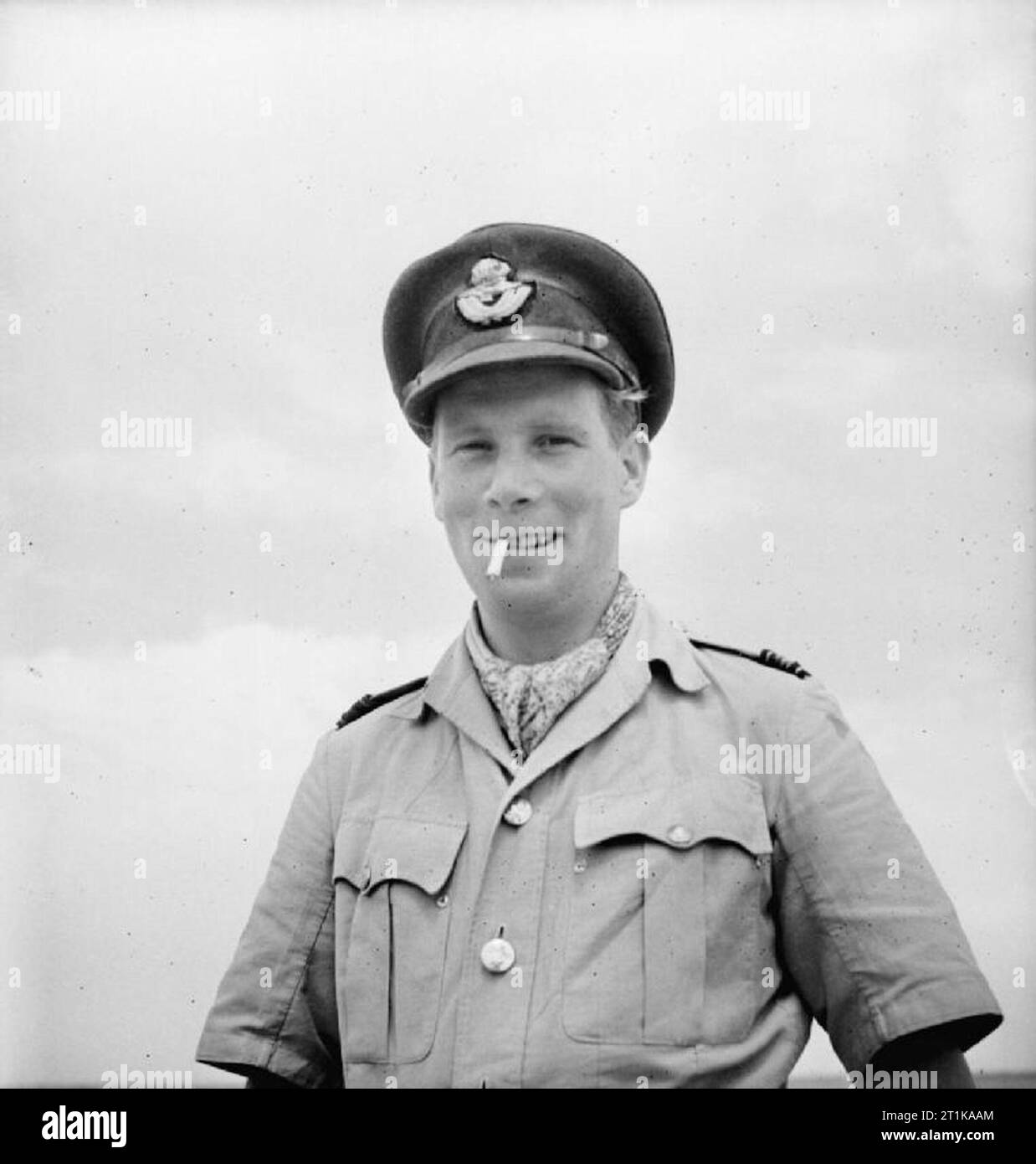 Royal Air Force Operationen im Nahen Osten und in Nordafrika 1939-1943 Squadron Leader Billy Drake fotografiert während Offizier befiehlt Nr. 112 Squadron RAF an Gambut, Libyen. Nach dem kommandierenden Nr. 128 Squadron RAF in Westafrika, Drake übernahm das Kommando der 112 Squadron, und genossen einen Zeitraum von beachtliche Erfolge in Nordafrika, Abschuss 14 feindliche Flugzeuge ab, bevor er weg genommen wurde im Dezember 1943 auf das Personal an RAF Hauptsitz im Nahen Osten zu dienen. Von Juni bis November 1943 führte er das Krendi Fighter Wing in Malta, mit denen er zählte den letzten seiner 20 Siege bestätigt. Stockfoto