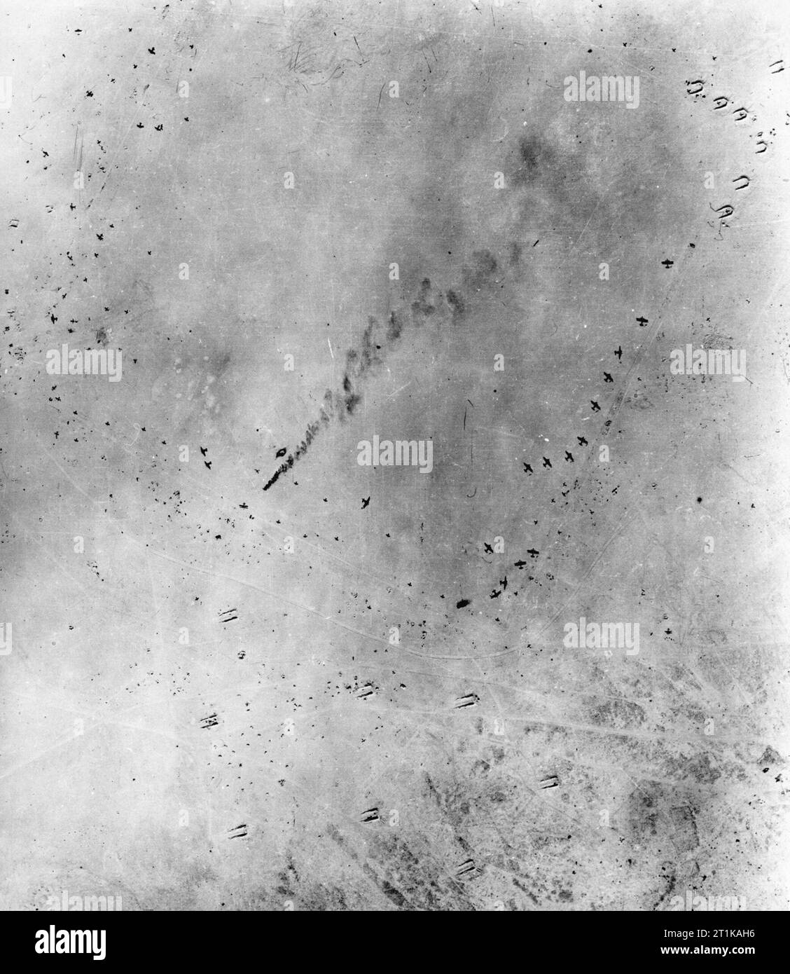 Royal Air Force Operationen im Nahen Osten und in Afrika, 1939-1943. Vertikale Antenne - Aufklärung der Landeplatz bei Sidi Barrani, Ägypten, durch die Achse Luft Streitkräften besetzt nach der Evakuierung durch die RAF am 26. Juni 1942. Das Foto zeigt die 15 Junkers JU 52 an der südwestlichen Grenze entladen, und 75 andere Flugzeuge um den Umfang verteilt, von denen einer ausgebrannt ist und die andere in Brand. Stockfoto