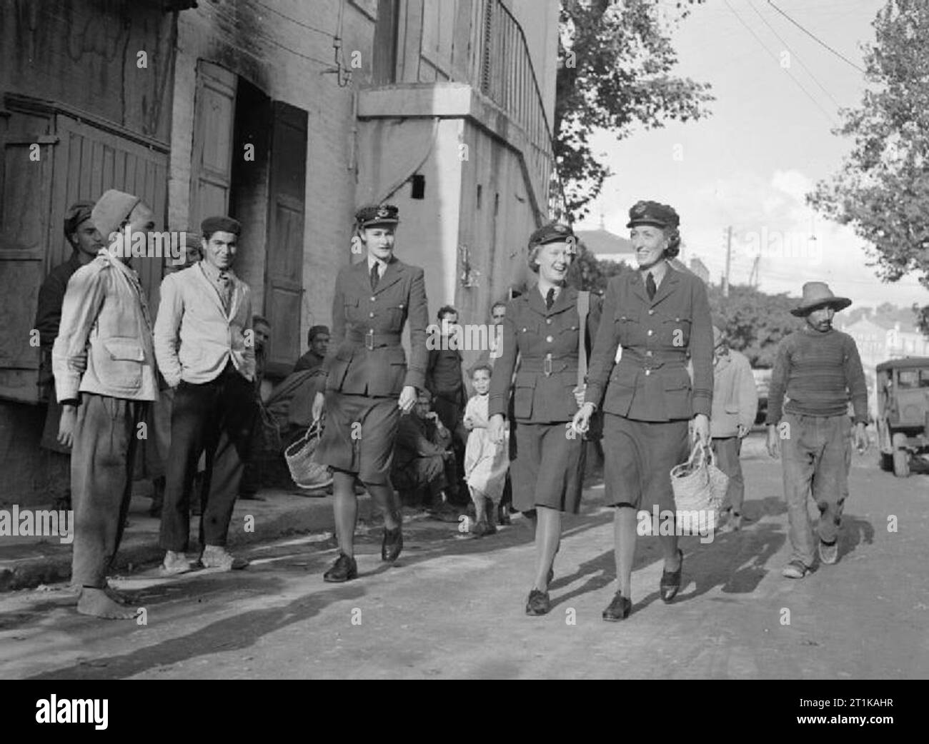 Royal Air Force Operationen im Nahen Osten und in Afrika, 1939-1943. Drei WAAF Code und cypher Offiziere auf einem Einkaufsbummel in einem Vorort von Algier. Sie sind, (von links nach rechts): Abschnitt Officer U M Robertson von London, Abschnitt Officer J Hölzer aus Verkauf, Cheshire und Flight Officer S A W Culverwell von Goudlas, Lanarkshire. Stockfoto