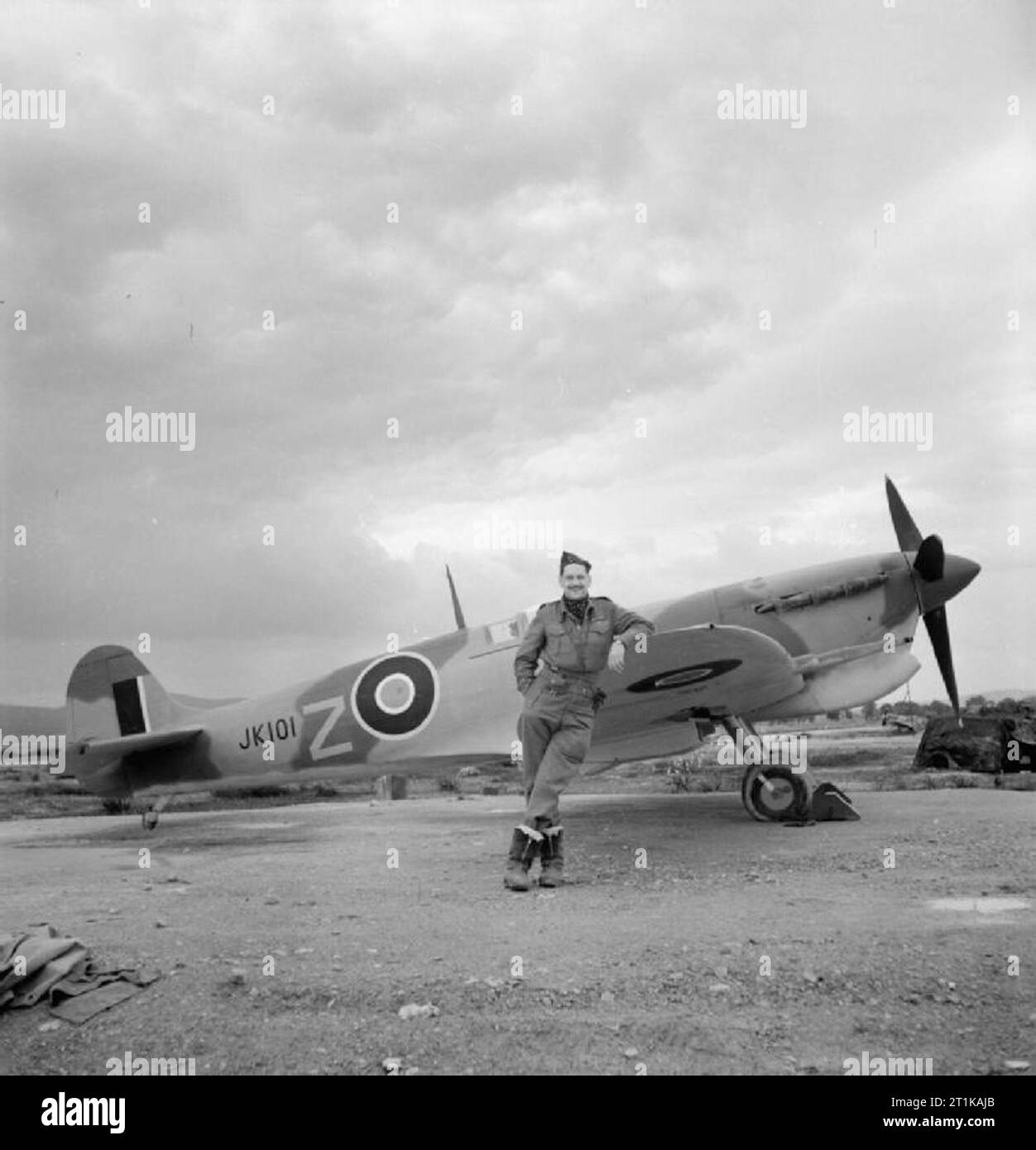 Royal Air Force Operationen im Nahen Osten und in Afrika, 1939-1943. Squadron Leader M Rook, Kommandierender Offizier der Nr. 43 Squadron RAF, und als der höchste Pilot in der RAF in der Zeit erwähnt, stellt mit seinem neuen Supermarine Spitfire Mark VC, JK101 "FT-Z', Jemappes, Algerien. Stockfoto