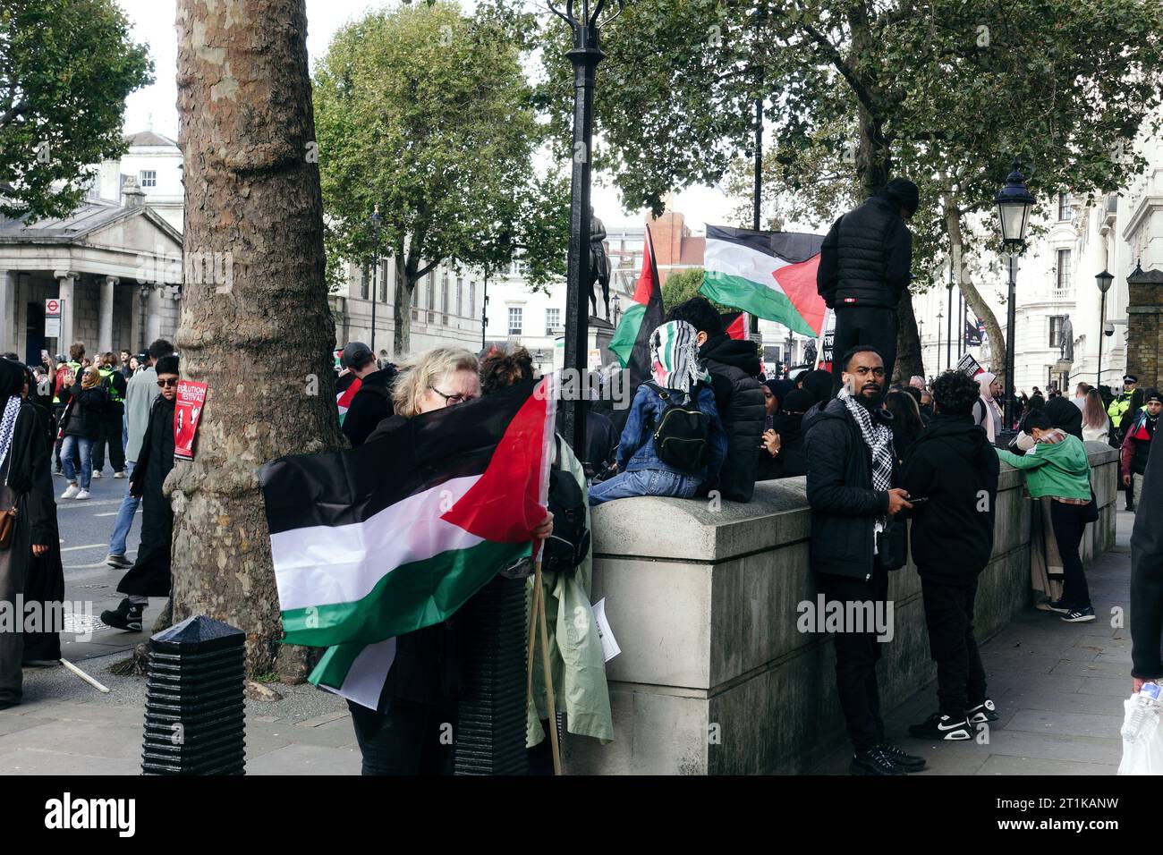 London, Großbritannien. 14. Oktober 2023 viele Tausende von Menschen, darunter Gruppen von Stop the war Coalition, Freunde von Al Aqsa, die Neturei Karta Jewish Community und viele andere, kommen in Zentral-London zusammen, um gegen die sich entwickelnde Situation in Israel und Gaza nach einer jüngsten Eskalation zu marschieren. Die Gesänge des „freien Palästinas“ wurden hörbar, während Flaggen zündeten, während Scotland Yard und die Metropolitan Police davor warnten, Unterstützung für die Hamas zu zeigen. © Simon King/Alamy Live News Stockfoto