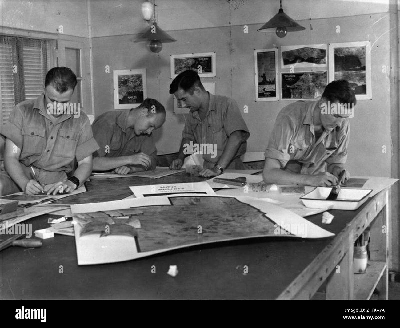 Royal Air Force Operationen im Nahen Osten und in Afrika, 1939-1943. Flieger Fotografen mit Mosaiken an Nr. 2 Fotografische Reconnaissance Unit, Heliopolis, Ägypten Stockfoto